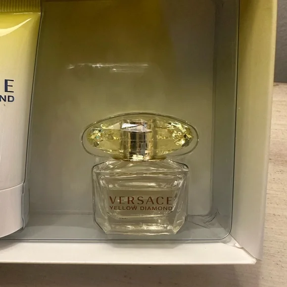 Versace Yellow Diamond Bath & Body Set - Picture 5 of 9